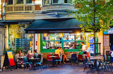 LEUVEN, BELGIUM - 25 AUG 2022: Belçika 'nın Flaman Bölgesi' ndeki eski Leuven kasabasındaki restoranlar
