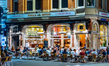 LEUVEN, BELGIUM - 25 AUG 2022: Belçika 'nın Flaman Bölgesi' ndeki eski Leuven kasabasındaki restoranlar