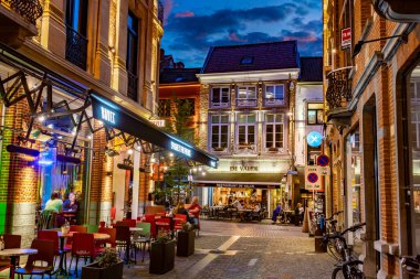 LEUVEN, BELGIUM - 25 AUG 2022: Belçika 'nın Flaman Bölgesi' ndeki eski Leuven kasabasındaki restoranlar