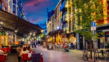 LEUVEN, BELGIUM - 25 AUG 2022: Belçika 'nın Flaman Bölgesi' ndeki eski Leuven kasabasındaki restoranlar