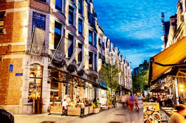 LEUVEN, BELGIUM - 25 AUG 2022: Belçika 'nın Flaman Bölgesi' ndeki eski Leuven kasabasındaki restoranlar