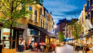 LEUVEN, BELGIUM - 25 AUG 2022: Belçika 'nın Flaman Bölgesi' ndeki eski Leuven kasabasındaki restoranlar