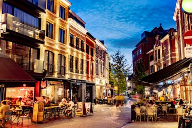 LEUVEN, BELGIUM - 25 AUG 2022: Belçika 'nın Flaman Bölgesi' ndeki eski Leuven kasabasındaki restoranlar