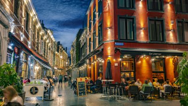 LEUVEN, BELGIUM - 25 AUG 2022: Belçika 'nın Flaman Bölgesi' ndeki eski Leuven kasabasındaki restoranlar