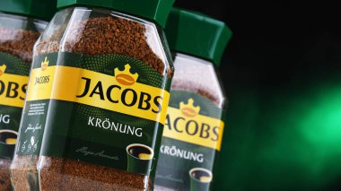 POZNAN, POLAND - 14 JUL 2022: Jacobs hazır kahve konteynerleri, Avrupa 'da Jacobs Douwe Egberts tarafından pazarlanan bir kahve markası