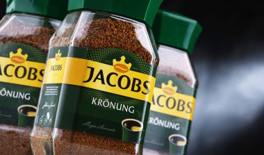 POZNAN, POLAND - 14 JUL 2022: Jacobs hazır kahve konteynerleri, Avrupa 'da Jacobs Douwe Egberts tarafından pazarlanan bir kahve markası