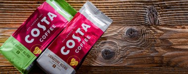 POZNAN, POLAND - 14 JUL 2022: Dunstable, Bedfordshire merkezli bir İngiliz çokuluslu kafe şirketi olan Costa Coffee paketleri