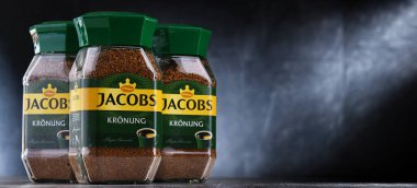 POZNAN, POLAND - 14 JUL 2022: Jacobs hazır kahve konteynerleri, Avrupa 'da Jacobs Douwe Egberts tarafından pazarlanan bir kahve markası