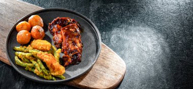 Tefarind soslu tavuk budu sebzeli tempura ve patates.