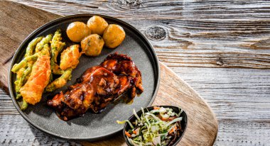 Tefarind soslu tavuk budu sebzeli tempura ve patates.