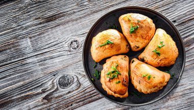 Bir tabak fırında pierogi ile kompozisyon.