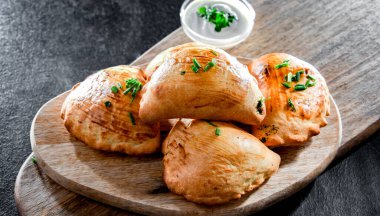 Bir tabak fırında pierogi ile kompozisyon.