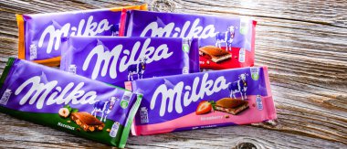 POZNAN, POL - 17 AUG 2022: Milka çikolatası, 1825 yılında İsviçre 'de üretilen ve 1990 yılından beri Mondelez Int tarafından üretilen bir çikolata markası. (eski adıyla Kraft Gıda) 