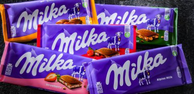 POZNAN, POL - 17 AUG 2022: Milka çikolatası, 1825 yılında İsviçre 'de üretilen ve 1990 yılından beri Mondelez Int tarafından üretilen bir çikolata markası. (eski adıyla Kraft Gıda) 