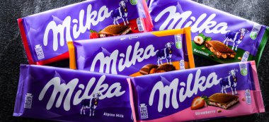 POZNAN, POL - 17 AUG 2022: Milka çikolatası, 1825 yılında İsviçre 'de üretilen ve 1990 yılından beri Mondelez Int tarafından üretilen bir çikolata markası. (eski adıyla Kraft Gıda) 
