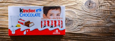 POZNAN, POL - 17 AUG 2022: Kinder Chocolate, İtalyan şekerleme şirketi Ferrero tarafından üretilen bir şekerleme markası.