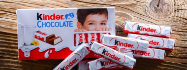 POZNAN, POL - 17 AUG 2022: Kinder Chocolate, İtalyan şekerleme şirketi Ferrero tarafından üretilen bir şekerleme markası.