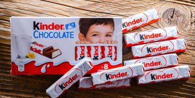 POZNAN, POL - 17 AUG 2022: Kinder Chocolate, İtalyan şekerleme şirketi Ferrero tarafından üretilen bir şekerleme markası.