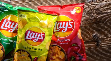 POZNAN, POL - 17 AUG 2022: Lay 's patates cipsi paketleri, 1932' de kurulan ve 1965 'ten beri PepsiCo' nun sahip olduğu popüler Amerikan markası..