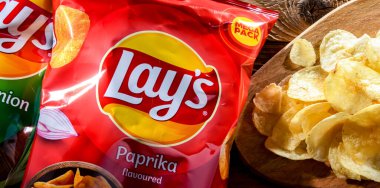 POZNAN, POL - 17 AUG 2022: Lay 's patates cipsi paketleri, 1932' de kurulan ve 1965 'ten beri PepsiCo' nun sahip olduğu popüler Amerikan markası..