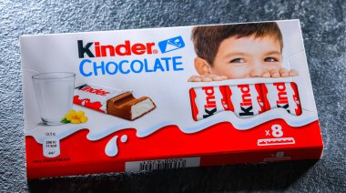 POZNAN, POL - 17 AUG 2022: Kinder Chocolate, İtalyan şekerleme şirketi Ferrero tarafından üretilen bir şekerleme markası.