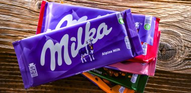 POZNAN, POL - 17 AUG 2022: Milka çikolatası, 1825 yılında İsviçre 'de üretilen ve 1990 yılından beri Mondelez Int tarafından üretilen bir çikolata markası. (eski adıyla Kraft Gıda) 