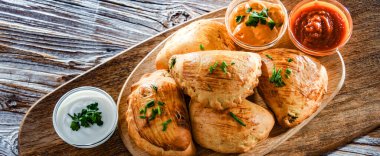 Bir tabak fırında pierogi ile kompozisyon