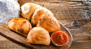 Bir tabak fırında pierogi ile kompozisyon