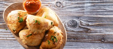 Bir tabak fırında pierogi ile kompozisyon