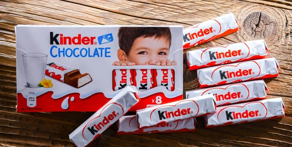 POZNAN, POL - 17 AUG 2022: Kinder Chocolate, İtalyan şekerleme şirketi Ferrero tarafından üretilen bir şekerleme markası.