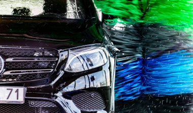 Otomatik oto yıkamada bir araç..