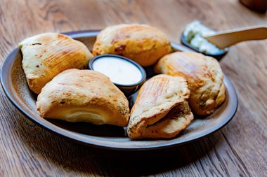 Restoran masasında bir tabak fırında pierogi..