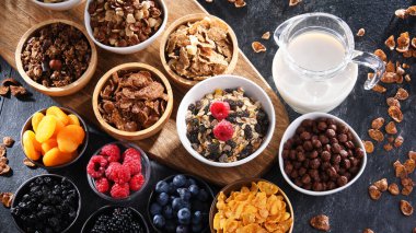 Farklı türde kahvaltı tahıl ürünleri ve taze meyve ile kompozisyon