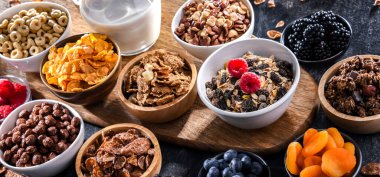 Farklı türde kahvaltı tahıl ürünleri ve taze meyve ile kompozisyon