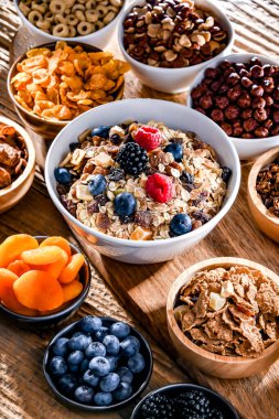 Farklı türde kahvaltı tahıl ürünleri ve taze meyve ile kompozisyon