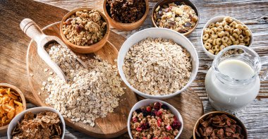 Farklı kahvaltılık gevrek ürünleri içeren kompozisyon