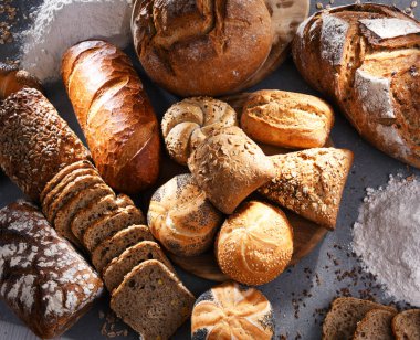 Ekmek ve rulo ekmekler dahil çeşitli fırın ürünleri.