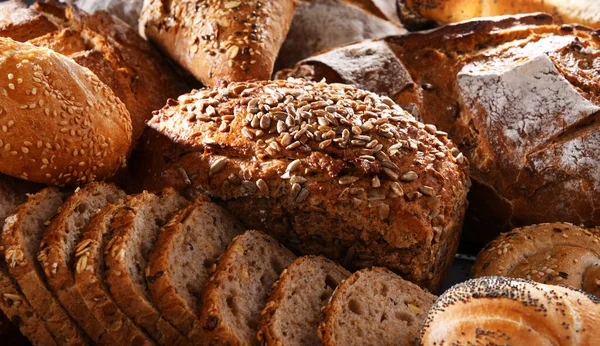Verschiedene Backwaren Darunter Brot Und Brötchen — Stockfoto
