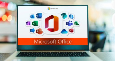 POZNAN, POL - SEP 28, 2022: Microsoft Office 'in logolarını gösteren dizüstü bilgisayar, Microsoft tarafından geliştirilen bir istemci yazılım, sunucu yazılımı ve hizmetler ailesi