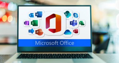 POZNAN, POL - SEP 28, 2022: Microsoft Office 'in logolarını gösteren dizüstü bilgisayar, Microsoft tarafından geliştirilen bir istemci yazılım, sunucu yazılımı ve hizmetler ailesi