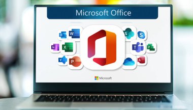 POZNAN, POL - SEP 28, 2022: Microsoft Office 'in logolarını gösteren dizüstü bilgisayar, Microsoft tarafından geliştirilen bir istemci yazılım, sunucu yazılımı ve hizmetler ailesi