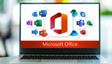 POZNAN, POL - SEP 28, 2022: Microsoft Office 'in logolarını gösteren dizüstü bilgisayar, Microsoft tarafından geliştirilen bir istemci yazılım, sunucu yazılımı ve hizmetler ailesi