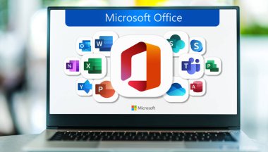 POZNAN, POL - SEP 28, 2022: Microsoft Office 'in logolarını gösteren dizüstü bilgisayar, Microsoft tarafından geliştirilen bir istemci yazılım, sunucu yazılımı ve hizmetler ailesi