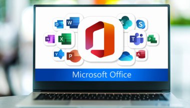 POZNAN, POL - SEP 28, 2022: Microsoft Office 'in logolarını gösteren dizüstü bilgisayar, Microsoft tarafından geliştirilen bir istemci yazılım, sunucu yazılımı ve hizmetler ailesi