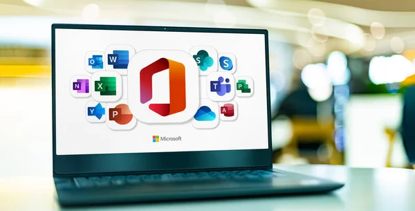 Poznan Pol Sep 2022 Ноутбук Компьютер Логотипами Microsoft Office Семьи — стоковое фото