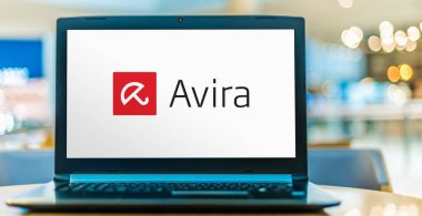 POZNAN, POL - SEP 23, 2020: Avira 'nın logosunu gösteren dizüstü bilgisayar, çoğunlukla anti virüs yazılımları Avira Free Security ile bilinen çok uluslu bir bilgisayar güvenlik yazılım şirketi.