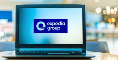 POZNAN, POL - 8 AUG 2020: Expedia Group 'un logosunu gösteren dizüstü bilgisayar, tüketici ve küçük işletme seyahatleri için bir Amerikan çevrimiçi seyahat alışveriş şirketi