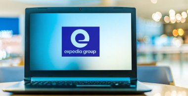 POZNAN, POL - 8 AUG 2020: Expedia Group 'un logosunu gösteren dizüstü bilgisayar, tüketici ve küçük işletme seyahatleri için bir Amerikan çevrimiçi seyahat alışveriş şirketi