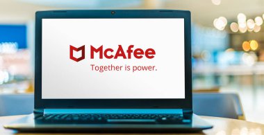 POZNAN, POL - SEP 23, 2020: Merkezi Santa Clara, Kaliforniya, ABD 'de bulunan küresel bir bilgisayar güvenlik yazılım şirketi olan McAfee' nin logosunu gösteren dizüstü bilgisayar