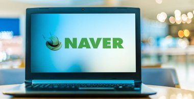 POZNAN, POL - 8 AUG 2020: Naver 'in logosunu gösteren dizüstü bilgisayar, Naver Corporation tarafından işletilen Güney Kore çevrimiçi platformu.